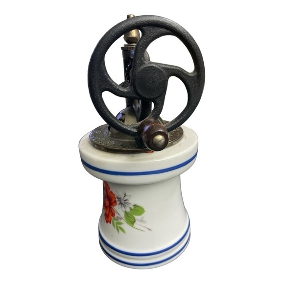 VINTAGE WHITE ROSE PATTERN PORCELAIN PEPPER MILL WITH OLD-FASHIONED HAND CRANK - Picture 2 of 9